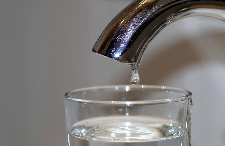 Bere acqua dal rubinetto fa venire i calcoli?