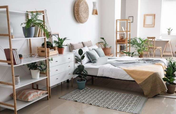 Camera da letto piena di piante