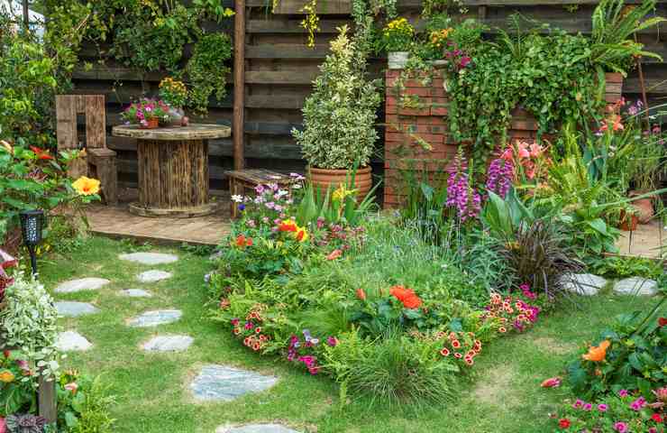 giardino con fiori 