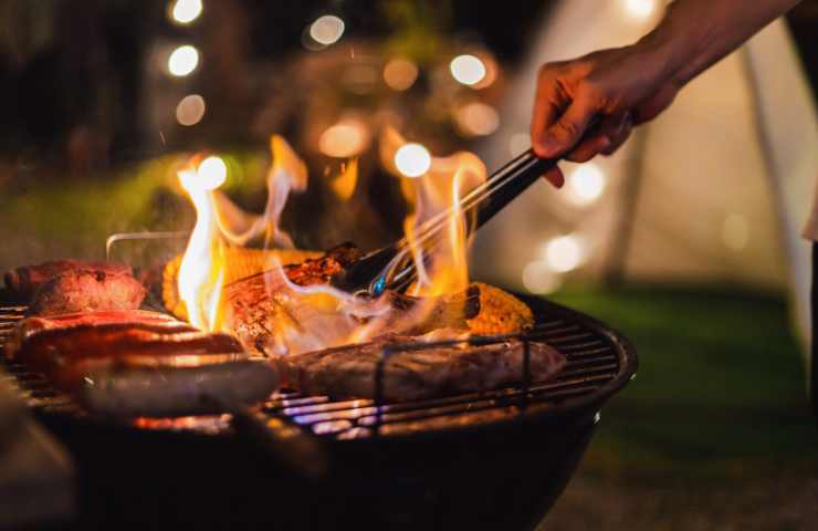 grigliare la carne sulla griglia barbecue