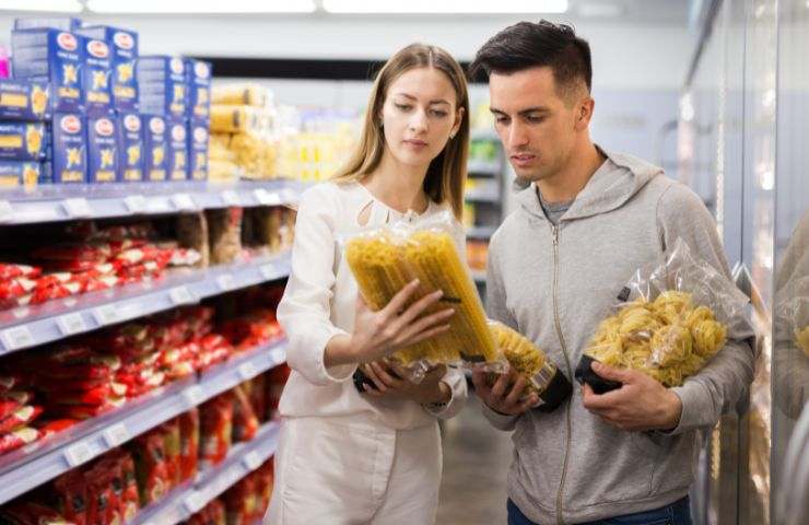 Coppia sceglie il tipo di pasta da acquistare