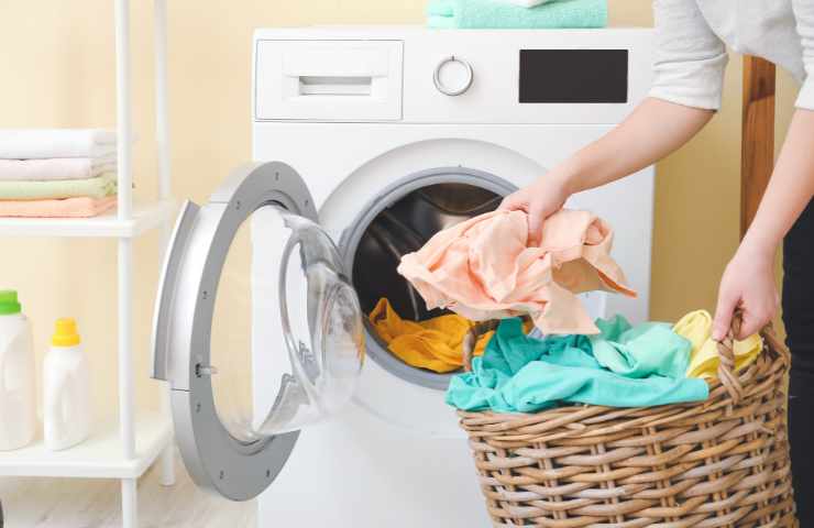 togliere il bucato dalla lavatrice
