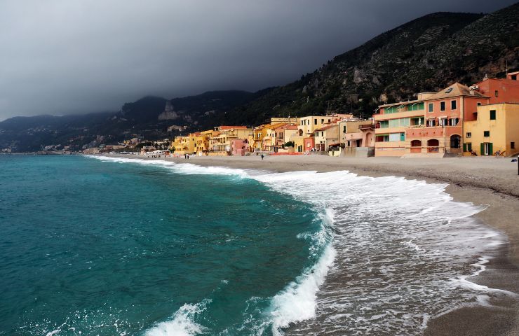 borgo sul mare in italia bellissimo 