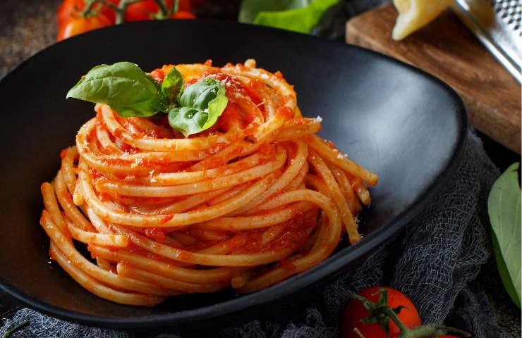 gli spaghetti al pomodoro ricetta napoletana