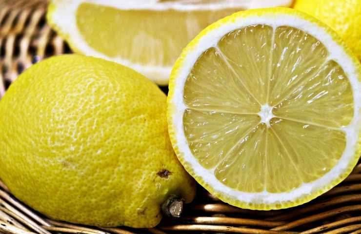 Limone tagliato in due 