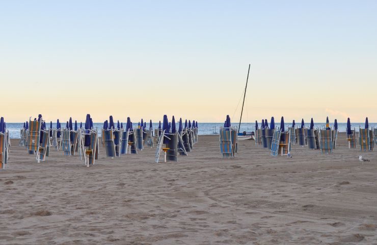 Ombrelloni chiusa in spiaggia