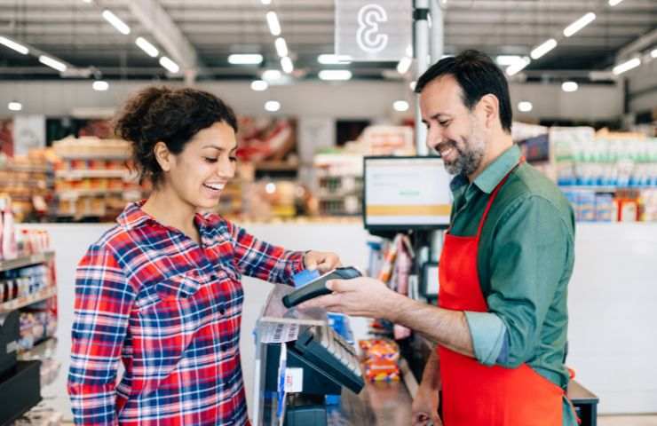 Pagamento alla cassa del supermercato