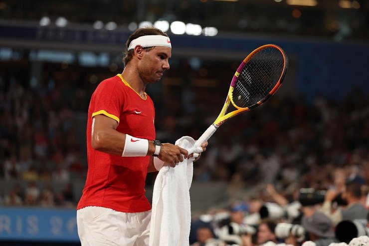 Rafael Nadal con una racchetta in mano