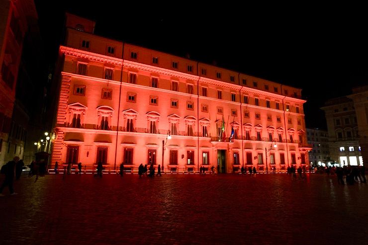 Palazzo Chigi si illumina di arancione contro la violenza sulle donne